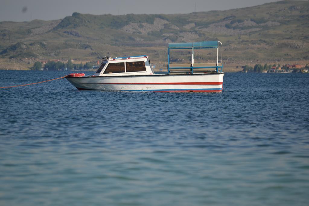Serik & Geora Guesthouse Sevan Exteriör bild