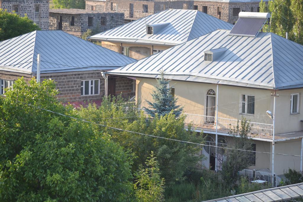 Serik & Geora Guesthouse Sevan Exteriör bild